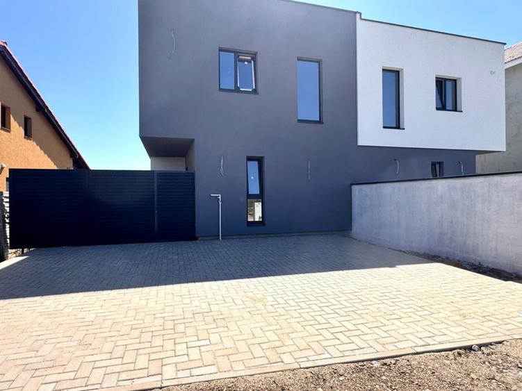 Duplex cu 4 camere cu Canalizare în Săcălaz
