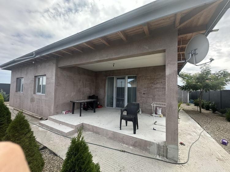 Casă cu 4 camere în Poarta Albă