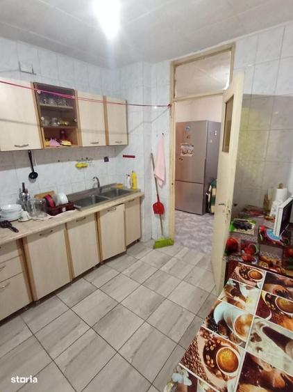 Apartament cu 3 camere semidecomandat în Păcii