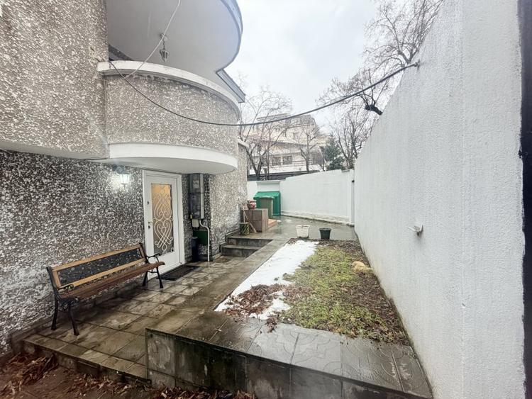 Apartament cu 3 camere decomandat, mobilat în Capitale