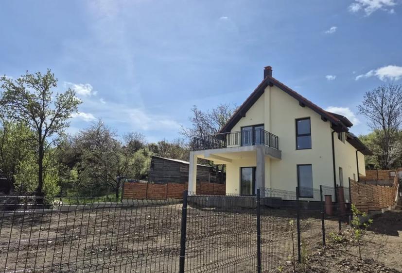 Casă individuală cu 5 camere cu Canalizare în Borhanci