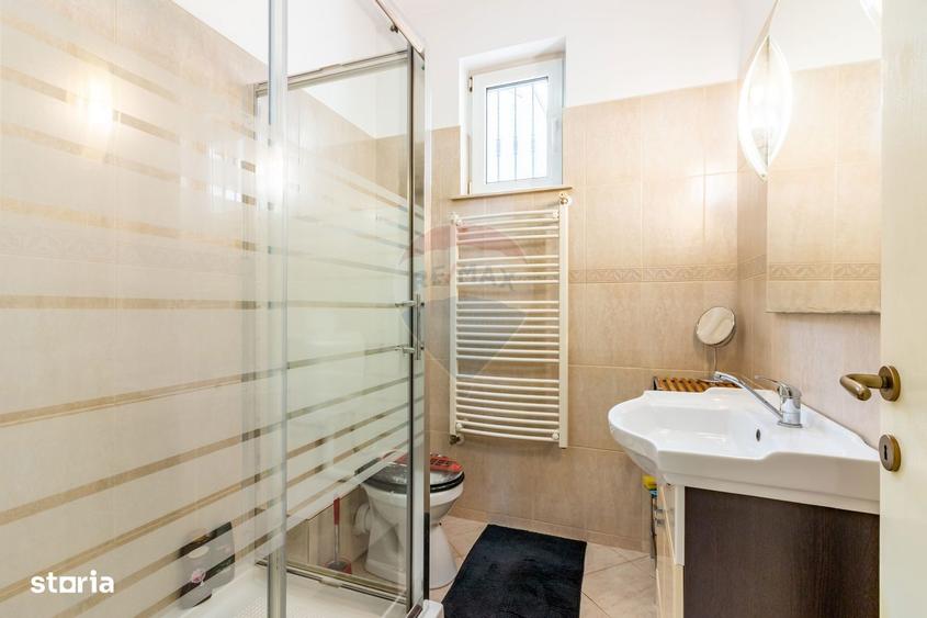 Casă cu 7 camere cu Teren 720 Mp în Văcăresti