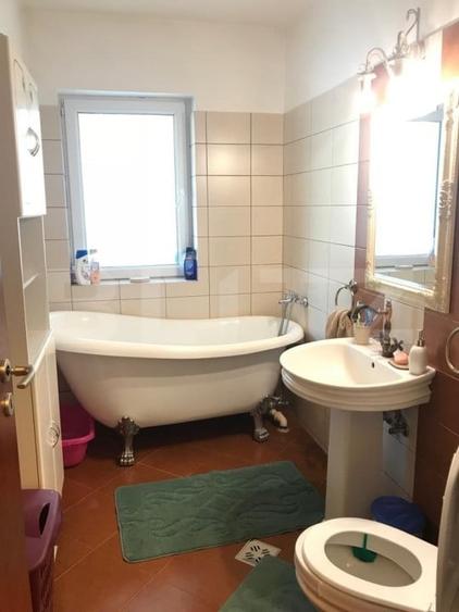 Apartament cu 3 camere semidecomandat, mobilat în Florești