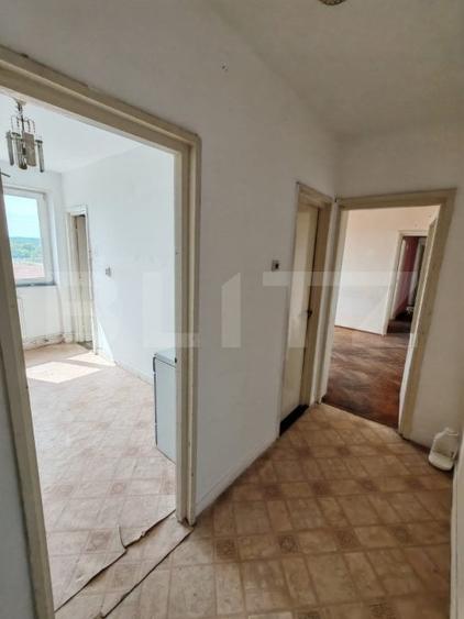 Apartament cu 3 camere semidecomandat în Botizului