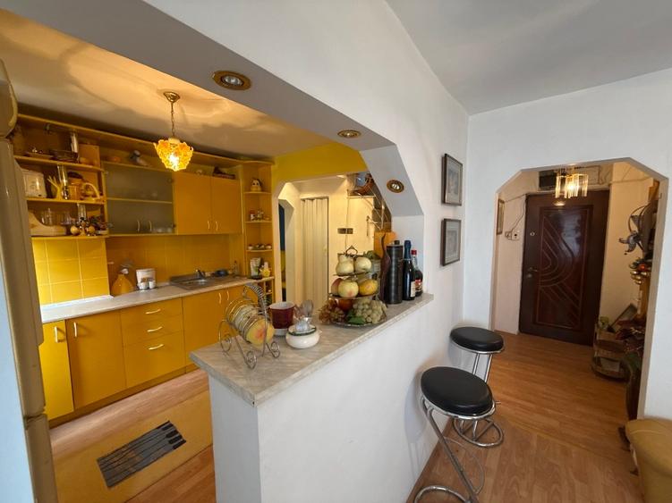 Apartament cu 5 camere semidecomandat, mobilat în Central