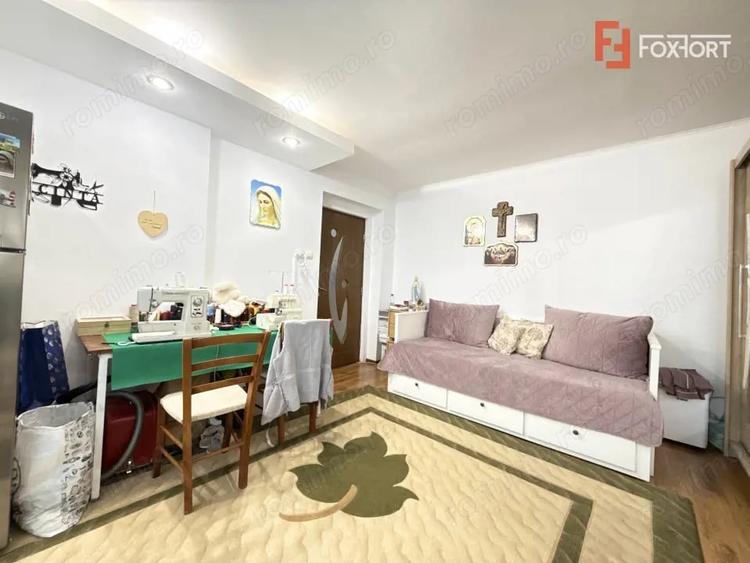 Apartament cu 2 camere semidecomandat, mobilat în Ronaț