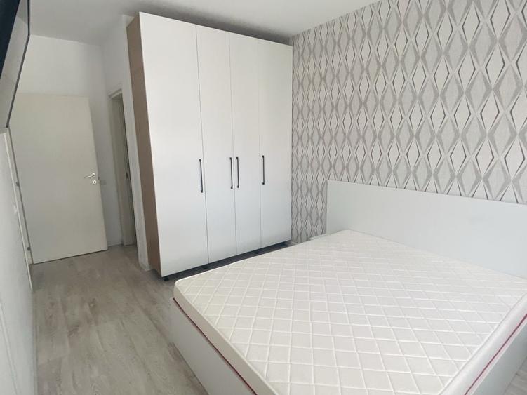 Apartament cu 3 camere decomandat în Roșu