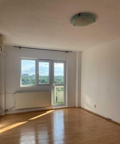 Apartament cu 3 camere semidecomandat în Tineretului
