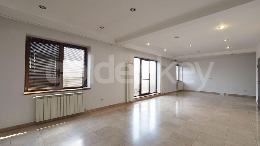 Penthouse cu 6 camere semidecomandat, mobilat în Șoseaua Nordului