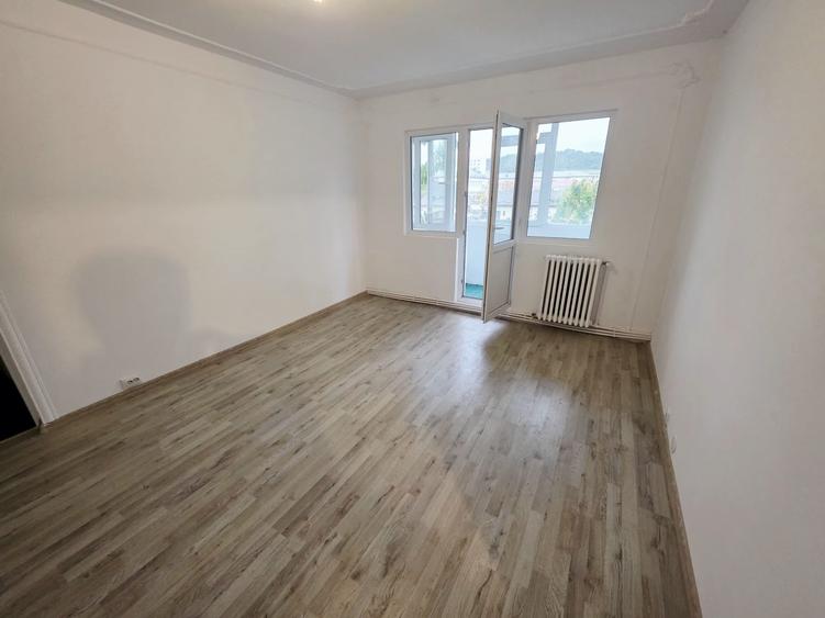Apartament cu 3 camere semidecomandat în Alexandru cel Bun