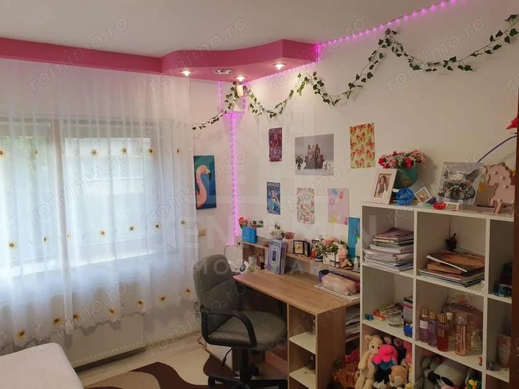 Apartament cu 4 camere decomandat în Noua