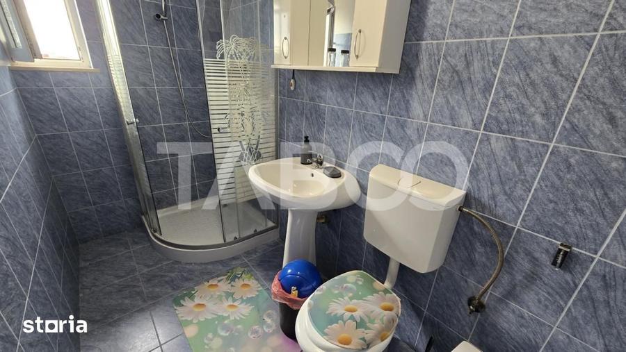 Apartament cu 3 camere semidecomandat, mobilat în Terezian