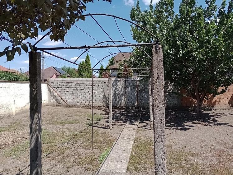 Casă cu Teren 472 Mp în Grădiște