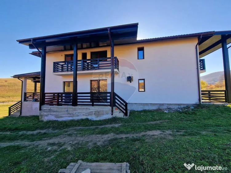 Casă cu 8 camere cu Teren 1502 Mp în Central