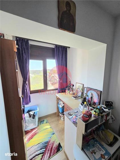 Apartament cu 3 camere, mobilat în Sud