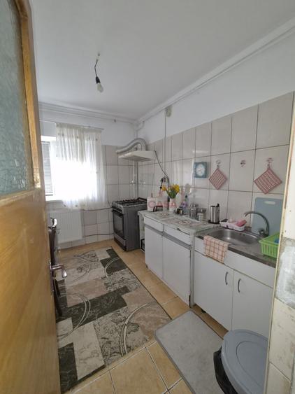 Apartament cu 3 camere decomandat în Teiul Doamnei
