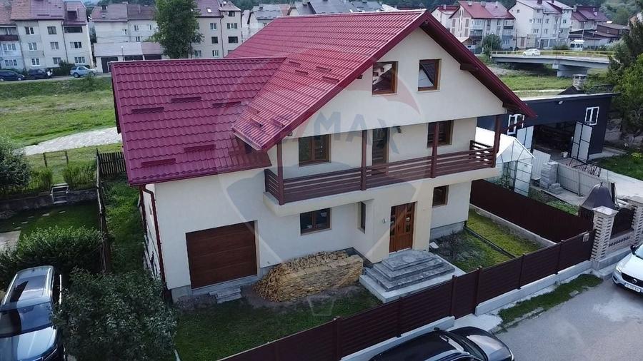 Casă individuală cu 5 camere cu Teren 302 Mp în Central