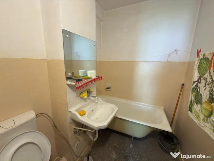 Apartament cu 3 camere semidecomandat în Central