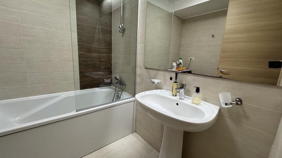 Apartament cu 3 camere semidecomandat, mobilat în Iancu Nicolae