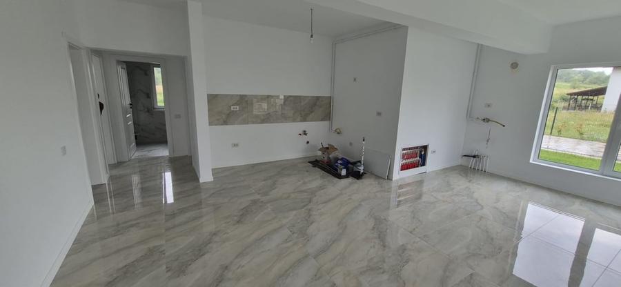 Casă individuală cu 4 camere cu Canalizare în Sud