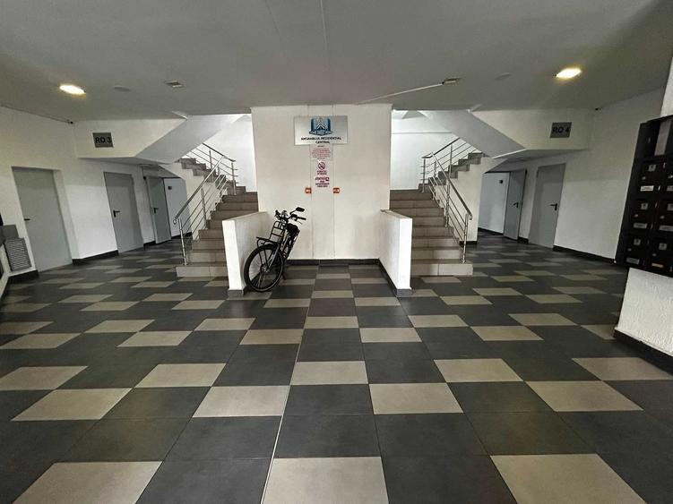 Apartament cu 3 camere semidecomandat în Central