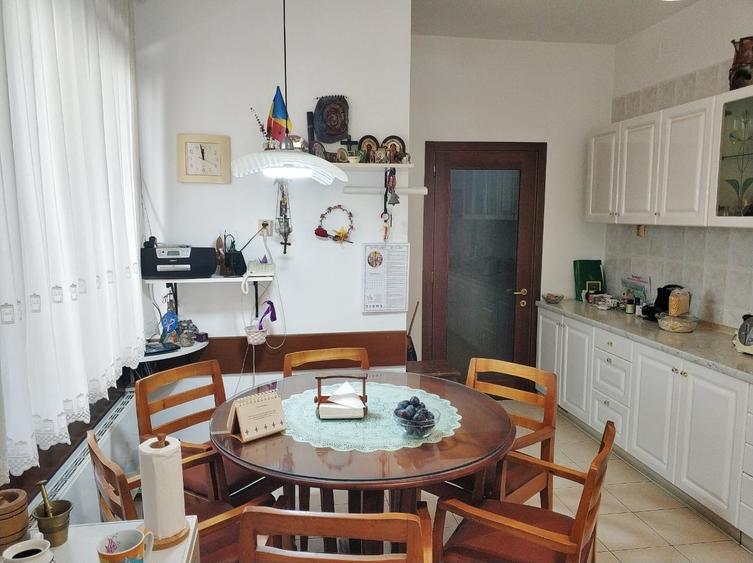 Casă cu 7 camere cu Canalizare în Central