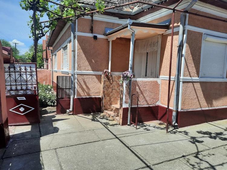 Casă cu 6 camere cu Teren 2200 Mp în Șicula
