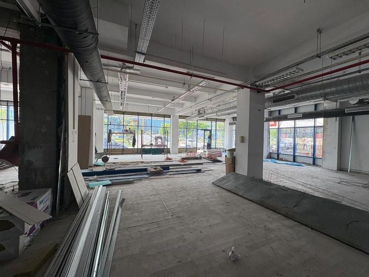 Spațiu comercial, de 800 mp, în Podu Roș
