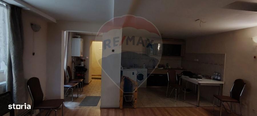 Apartament cu 4 camere, mobilat în Central
