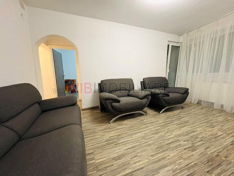 Apartament cu 3 camere semidecomandat în Giulești