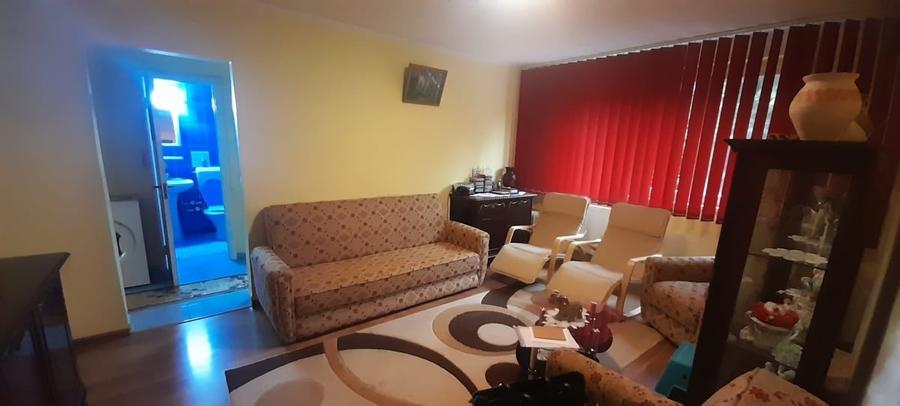 Apartament cu 3 camere semidecomandat în Ozana