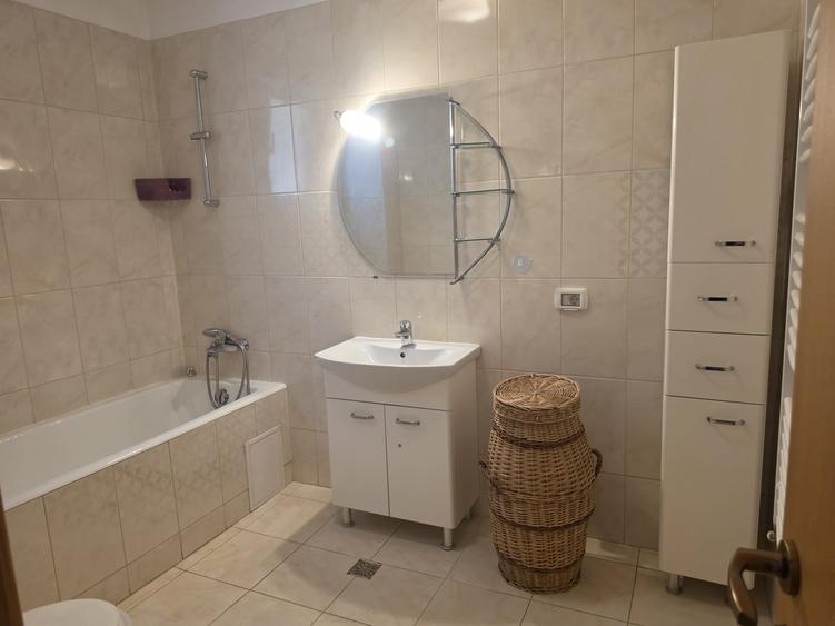 Casă individuală cu 7 camere cu Canalizare în Apărătorii Patriei