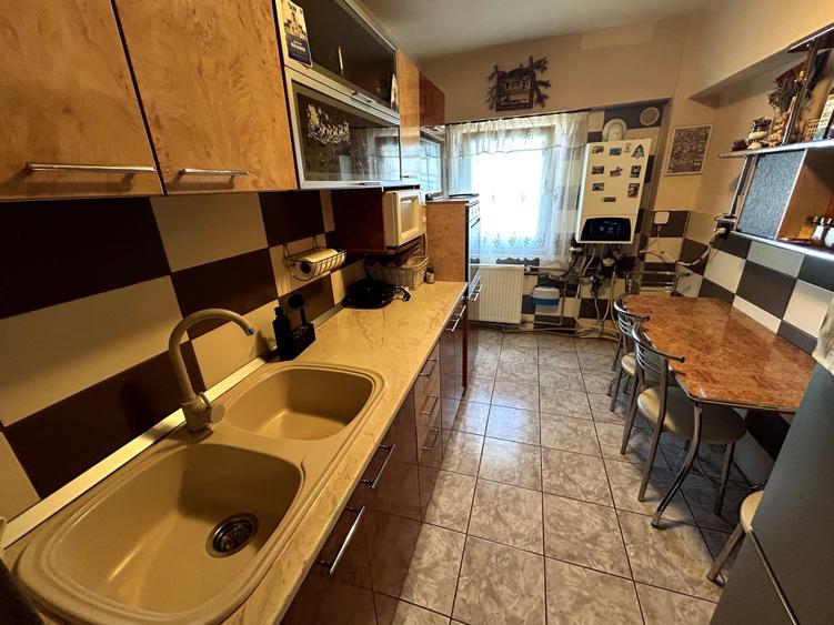 Apartament cu 3 camere decomandat în Central