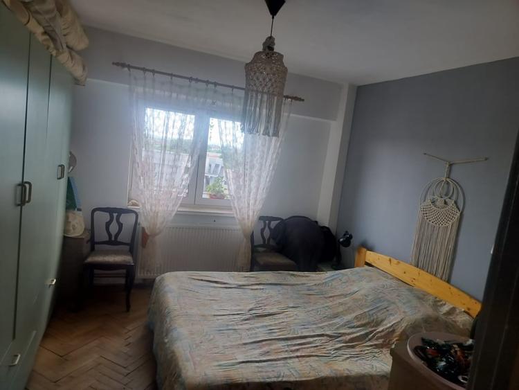 Apartament cu 3 camere decomandat, mobilat în Sărari