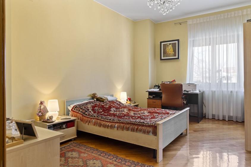 Apartament cu 8 camere semidecomandat, mobilat în Capitale