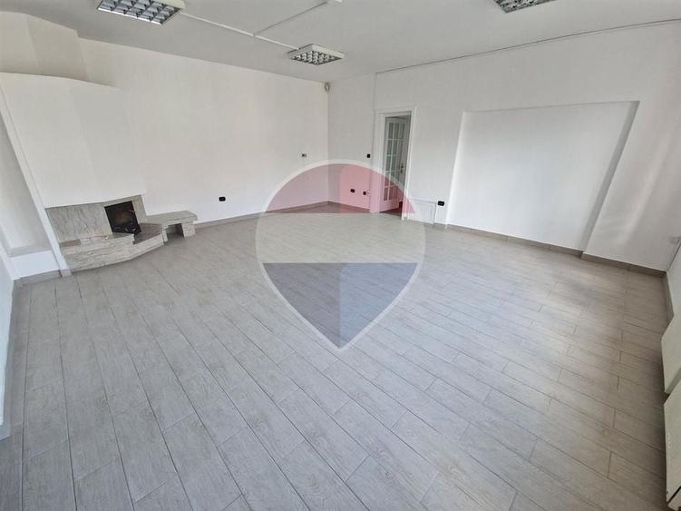 Casă individuală cu 13 camere cu Teren 700 Mp în Zorilor