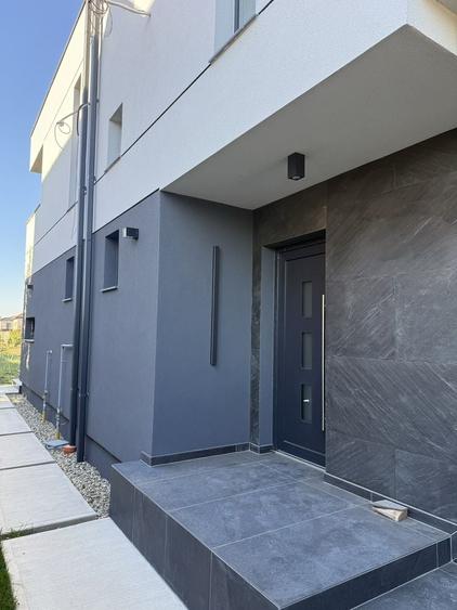Casă cu 4 camere în Dumbrăvița
