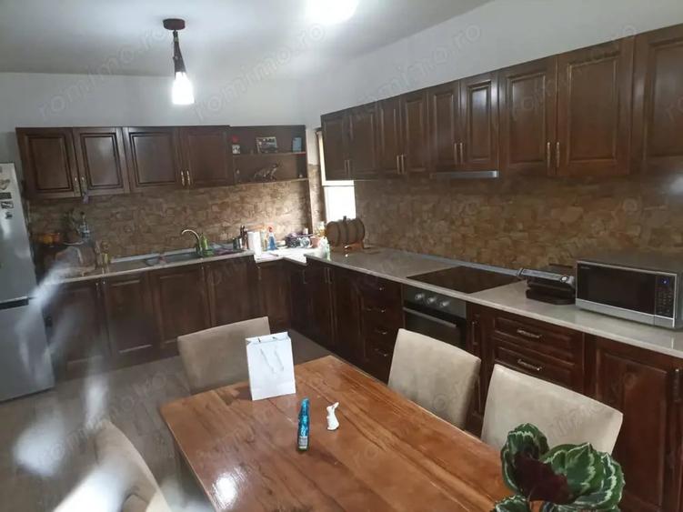 Casă cu 6 camere cu Teren 650 Mp în Central