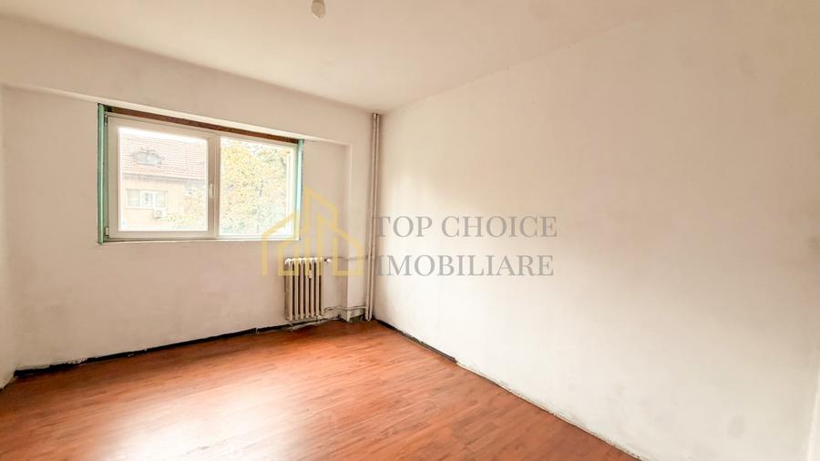 Apartament cu 3 camere semidecomandat, mobilat în Tei