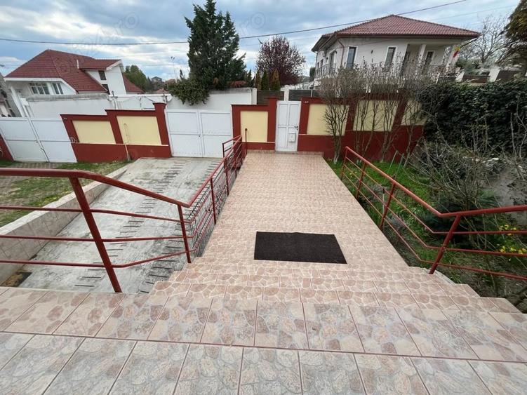Casă cu 6 camere cu Teren 1200 Mp în Central