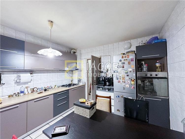 Apartament cu 4 camere decomandat în 9 Mai