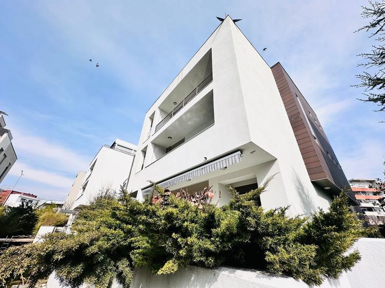 Duplex cu 8 camere cu Canalizare în Băneasa