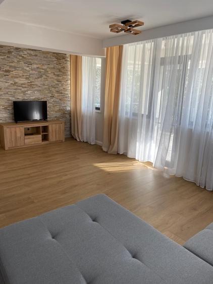 Apartament cu 3 camere decomandat în Palazu Mare