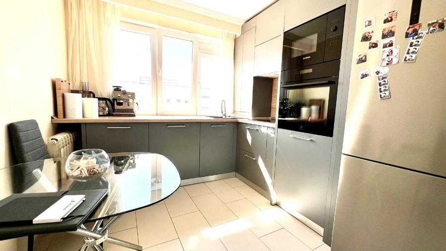 Apartament cu 3 camere semidecomandat, mobilat în Titan