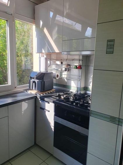 Apartament cu 3 camere decomandat, mobilat în Valea Rosie