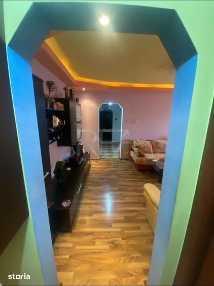 Apartament cu 3 camere semidecomandat în Centrul Civic