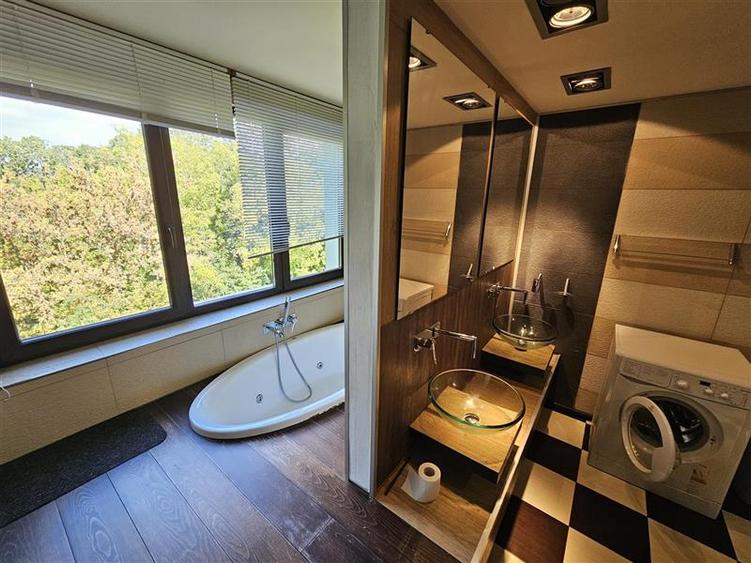 Apartament cu 2 camere semidecomandat, mobilat în Central
