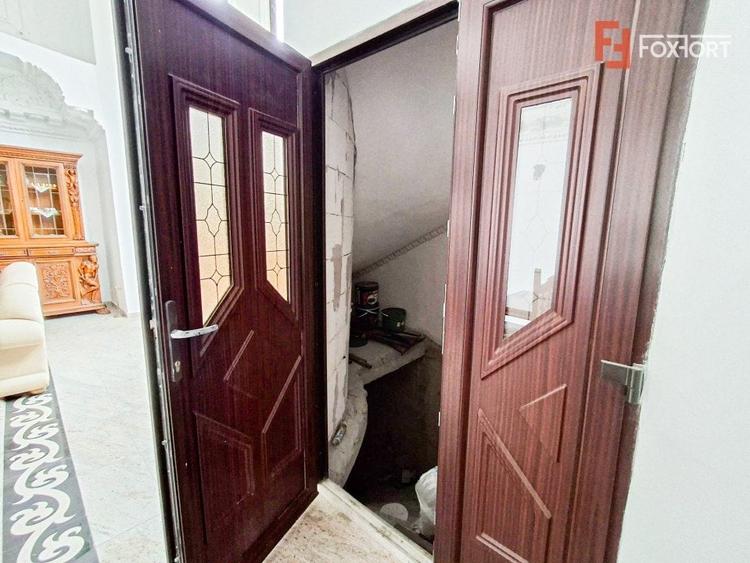 Casă individuală cu 13 camere cu Canalizare în Recaș
