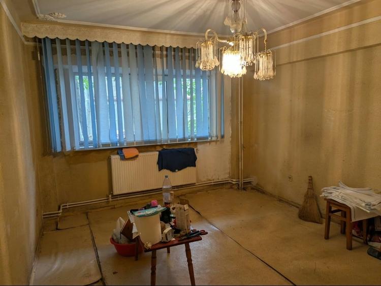 Apartament cu 3 camere semidecomandat, mobilat în Radu Negru