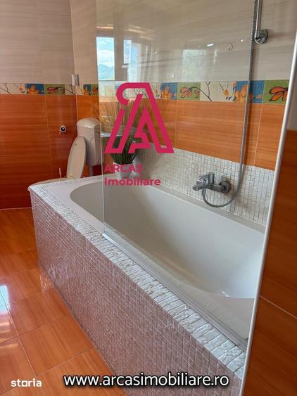 Casă cu 5 camere cu Teren 1300 Mp în Central
